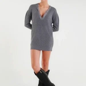 Abito in maglia grigio con scollo a V sfrangiato
